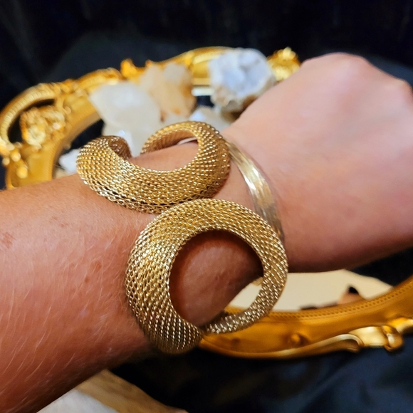SOLD VINTAGE GOLD MESH HINGE CUFF BRACELET - Picture 11 of 14